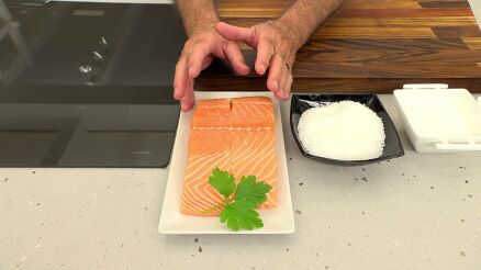 El truco de Karlos Argui&ntilde;ano para marinar el salm&oacute;n evitando riesgos