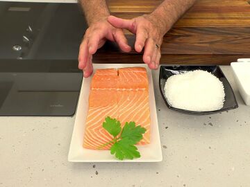El truco de Karlos Argui&ntilde;ano para marinar el salm&oacute;n evitando riesgos