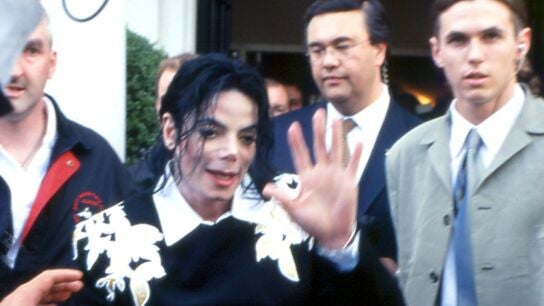 Michael Jackson en 2001 junto a su guardaespldas Matt Fiddes