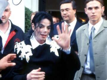 Michael Jackson en 2001 junto a su guardaespldas Matt Fiddes
