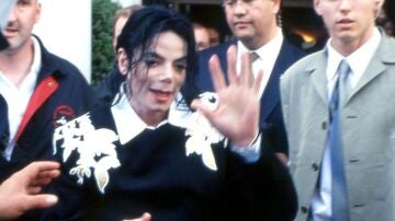 Michael Jackson en 2001 junto a su guardaespldas Matt Fiddes