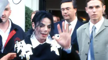 Michael Jackson en 2001 junto a su guardaespldas Matt Fiddes Michael Jackson en 2001 junto a su guardaespldas Matt Fiddes