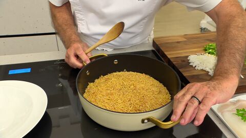 Tuesta los fideos en una tartera