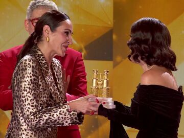 Ana Mil&aacute;n gana los prism&aacute;ticos de oro en Mask Singer y tiene un emotivo gesto con Ruth Lorenzo