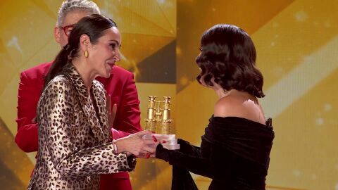 Ana Mil&aacute;n gana los prism&aacute;ticos de oro en Mask Singer y tiene un emotivo gesto con Ruth Lorenzo