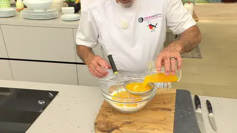 Exprime las naranjas y cuela el zumo sobre el bol Exprime las naranjas y cuela el zumo sobre el bol