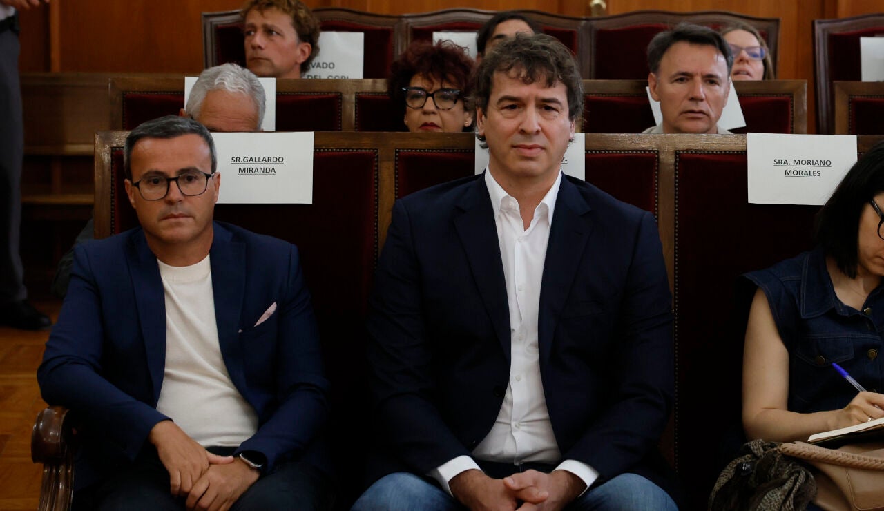Miguel &Aacute;ngel Gallardo, ex l&iacute;der del PSOE extreme&ntilde;o (i) y el hermano del presidente del gobierno David S&aacute;nchez (d)