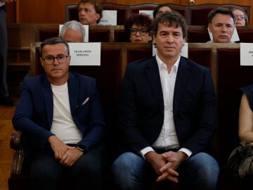 Miguel &Aacute;ngel Gallardo, ex l&iacute;der del PSOE extreme&ntilde;o (i) y el hermano del presidente del gobierno David S&aacute;nchez (d)