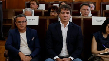 Miguel &Aacute;ngel Gallardo, ex l&iacute;der del PSOE extreme&ntilde;o (i) y el hermano del presidente del gobierno David S&aacute;nchez (d)