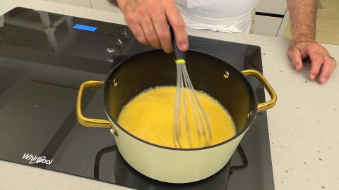 Pasa la mezcla a una cazuela, ponla al fuego y cocina