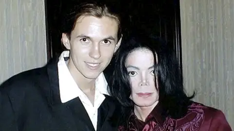 Michael Jackson con su guardaespldas Matt Fiddes Michael Jackson con su guardaespldas Matt Fiddes