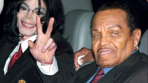 Michael Jackson con su padre Joseph en 2004