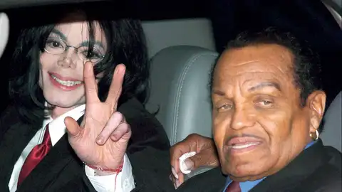 Michael Jackson con su padre Joseph en 2004 Michael Jackson con su padre Joseph en 2004