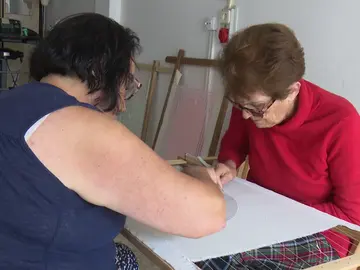 Del telar de Ingenio al altar del Papa: 8 mujeres, 1.400 horas y un regalo hecho a mano para la historia Del telar de Ingenio al altar del Papa: 8 mujeres, 1.400 horas y un regalo hecho a mano para la historia