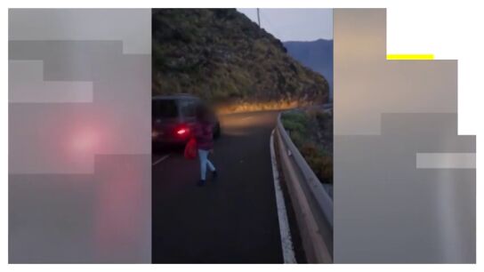 V&iacute;deo: Una mujer siembra el p&aacute;nico en una carretera de La Palma