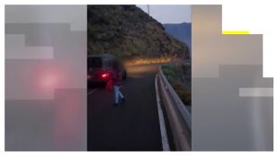 V&iacute;deo: Una mujer siembra el p&aacute;nico en una carretera de La Palma