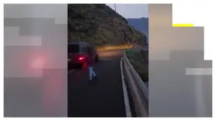 Vídeo: Una mujer siembra el pánico en una carretera de La Palma