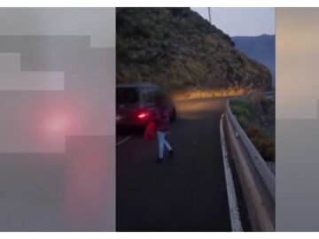 V&iacute;deo: Una mujer siembra el p&aacute;nico en una carretera de La Palma