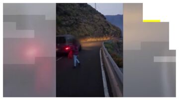 V&iacute;deo: Una mujer siembra el p&aacute;nico en una carretera de La Palma