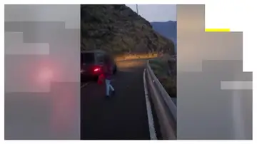Vídeo: Una mujer siembra el pánico en una carretera de La Palma Vídeo: Una mujer siembra el pánico en una carretera de La Palma