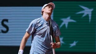 Jannik Sinner se lamenta tras perder un punto ante Juan Manuel Cer&uacute;ndolo