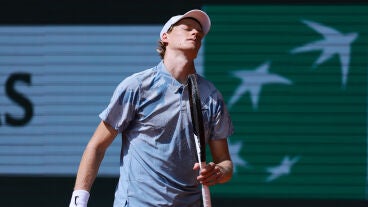 Jannik Sinner se lamenta tras perder un punto ante Juan Manuel Cer&uacute;ndolo