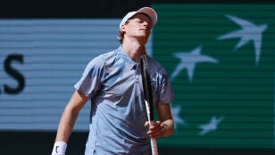 Jannik Sinner se lamenta tras perder un punto ante Juan Manuel Cer&uacute;ndolo