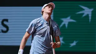 Jannik Sinner se lamenta tras perder un punto ante Juan Manuel Cerúndolo