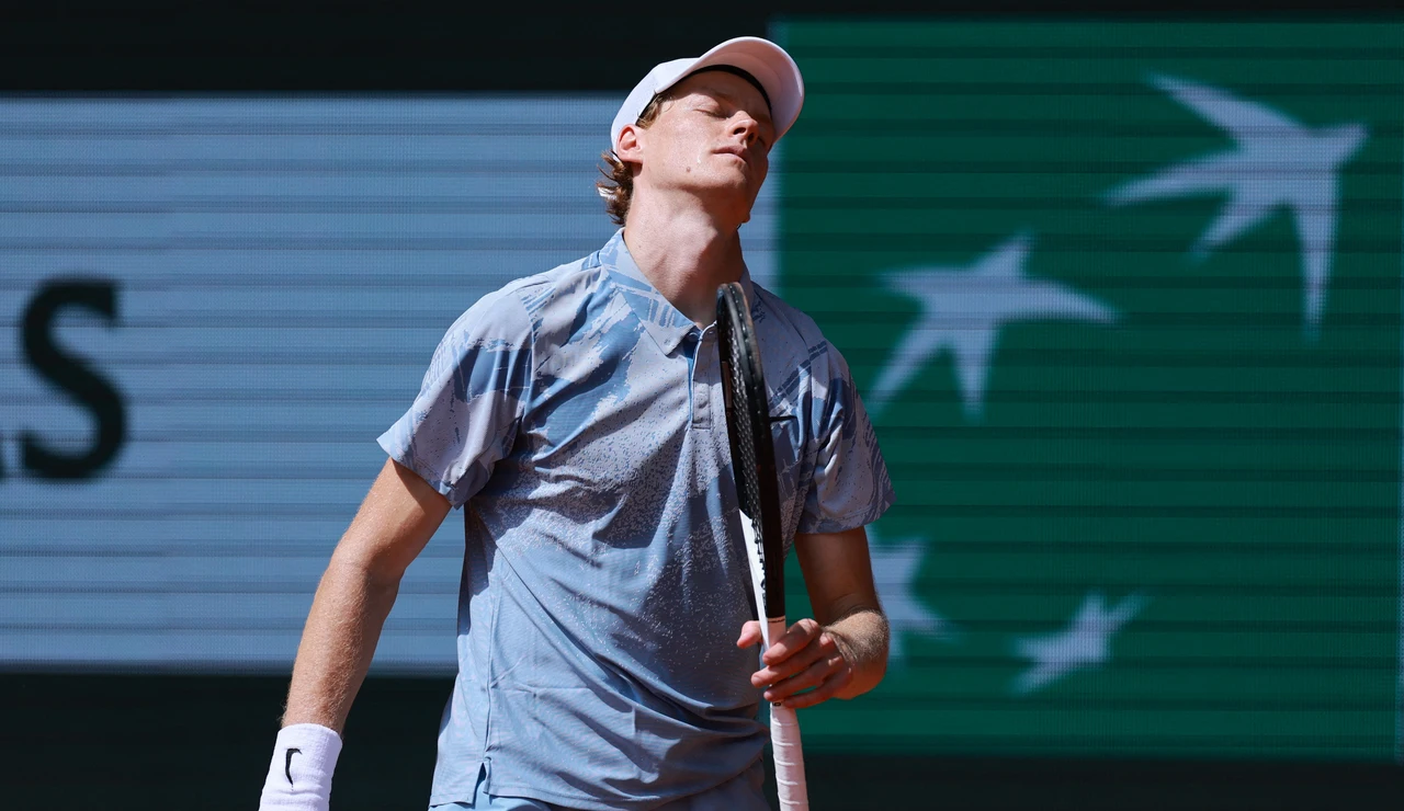 Jannik Sinner se lamenta tras perder un punto ante Juan Manuel Cerúndolo