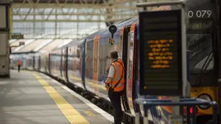 Una estación de tren en Reino Unido Una estación de tren en Reino Unido