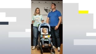 Imagen de H&eacute;ctor junto a sus padres en un acto contra la enfermedad de Tay-Sachs