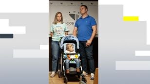 Imagen de H&eacute;ctor junto a sus padres en un acto contra la enfermedad de Tay-Sachs