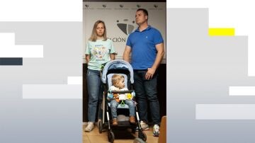 Imagen de H&eacute;ctor junto a sus padres en un acto contra la enfermedad de Tay-Sachs