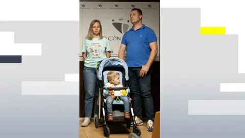 Imagen de Héctor junto a sus padres en un acto contra la enfermedad de Tay-Sachs Imagen de Héctor junto a sus padres en un acto contra la enfermedad de Tay-Sachs
