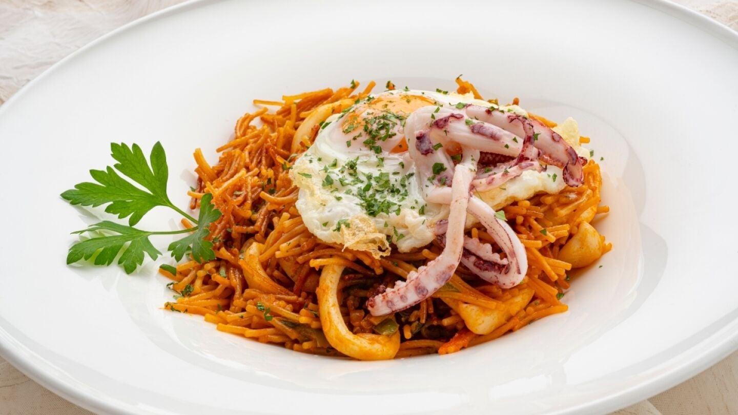 Fideu&aacute; de calamar con huevo frito, de Karlos Argui&ntilde;ano: "Una receta ideal para esta &eacute;poca"