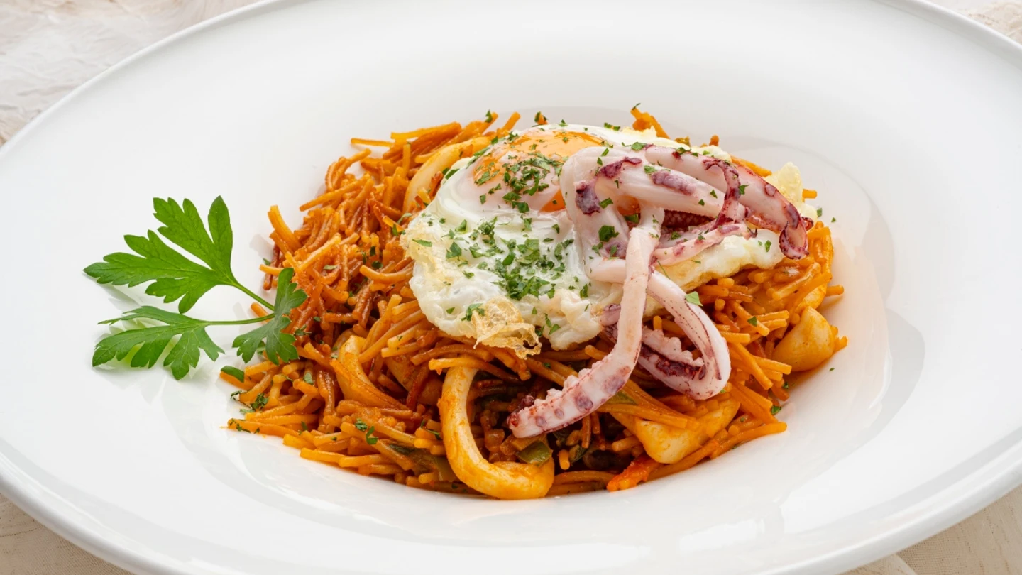 Fideuá de calamar con huevo frito, de Karlos Arguiñano: "Una receta ideal para esta época" Fideuá de calamar con huevo frito, de Karlos Arguiñano: "Una receta ideal para esta época"