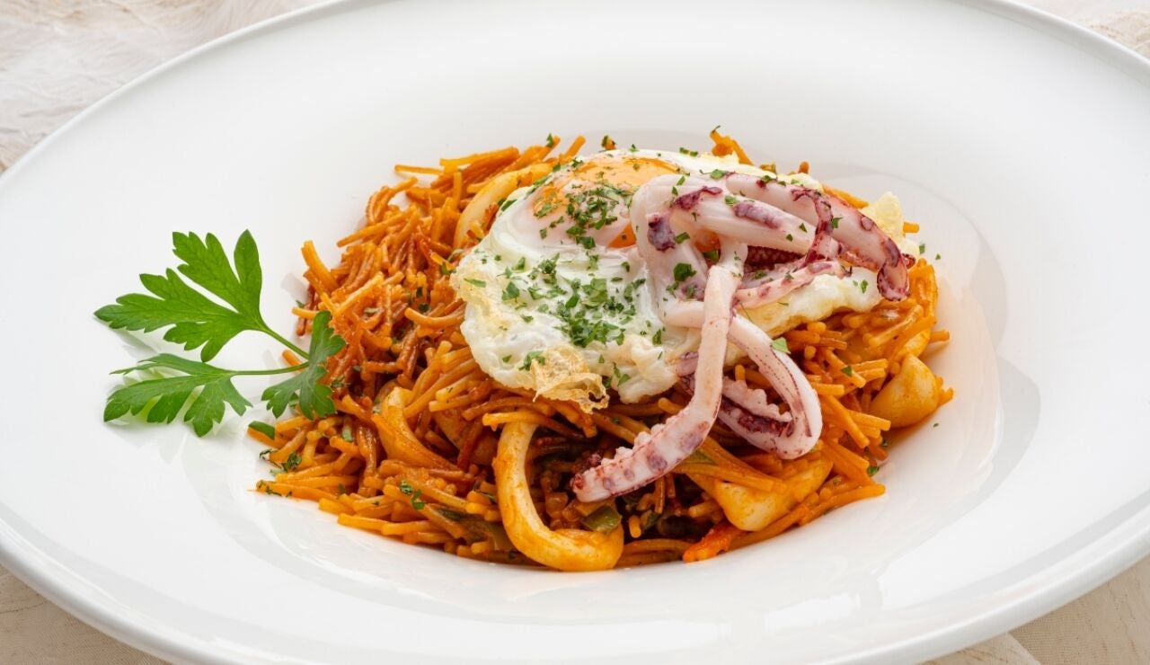 Fideu&aacute; de calamar con huevo frito, de Karlos Argui&ntilde;ano: "Una receta ideal para esta &eacute;poca"