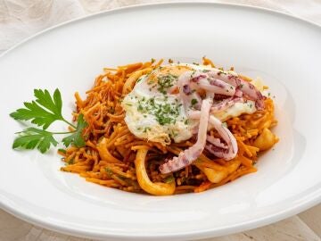 Fideu&aacute; de calamar con huevo frito, de Karlos Argui&ntilde;ano: "Una receta ideal para esta &eacute;poca"