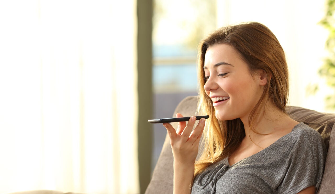 Una chica mandando un audio