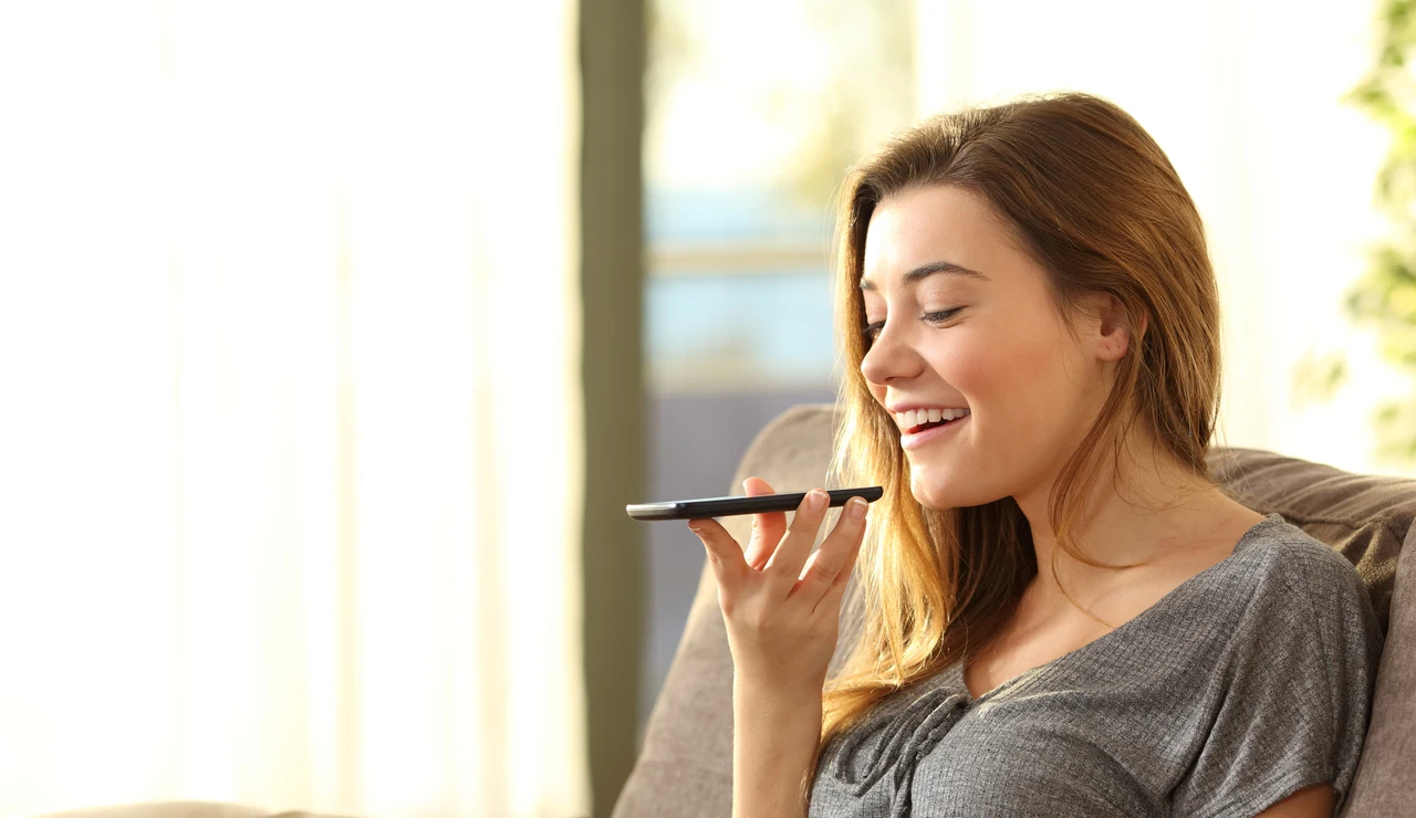 Una chica mandando un audio