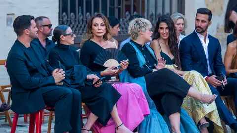 Mar Flores en el desfile de Fabio Encinar junto a Mariola Fuentes, Tania Llasera, Lidia Torrent y Jaime Astrain Mar Flores en el desfile de Fabio Encinar junto a Mariola Fuentes, Tania Llasera, Lidia Torrent y Jaime Astrain