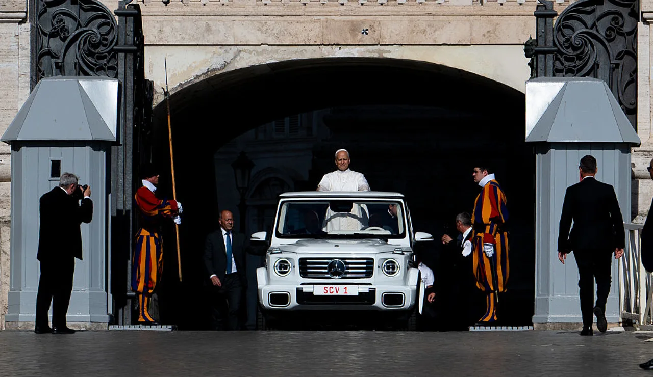 León XIV a bordo del Mercedes G 580 eléctrico como 'Papamóvil'