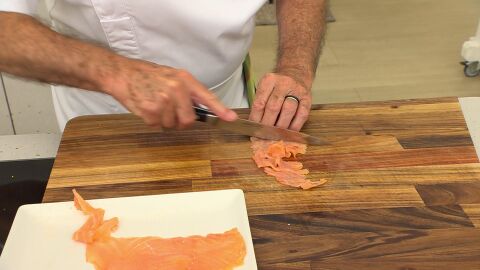 Corta el resto de salmón ahumado en tiras finas.