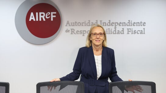 La presidenta de la AIReF, In&eacute;s Olondriz, durante la presentaci&oacute;n del Informe sobre los presupuestos iniciales de las Administraciones p&uacute;blicas 2026 