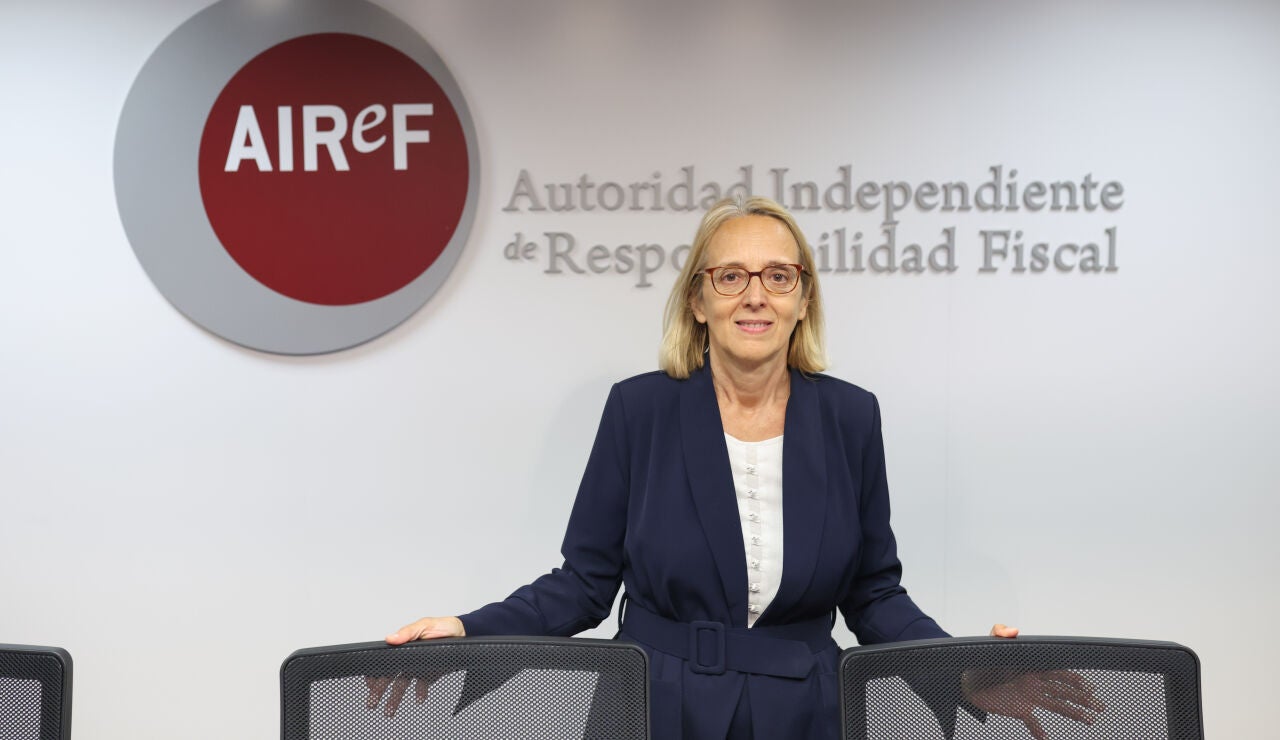 La presidenta de la AIReF, In&eacute;s Olondriz, durante la presentaci&oacute;n del Informe sobre los presupuestos iniciales de las Administraciones p&uacute;blicas 2026 