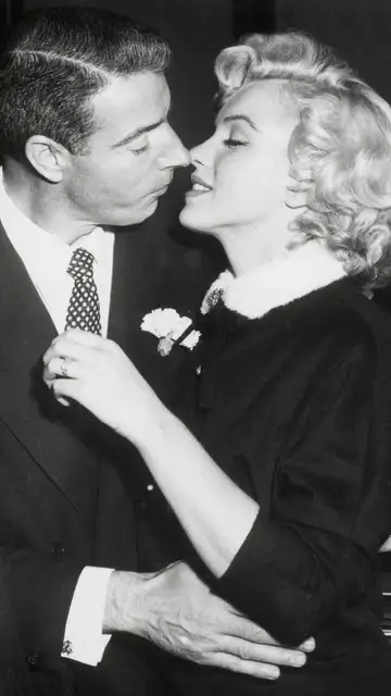 Marilyn Monroe en su boda con Joe DiMaggio Marilyn Monroe en su boda con Joe DiMaggio