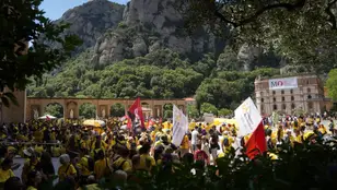 Imagen de docentes en una concentración junto a la abadía de Montserrat