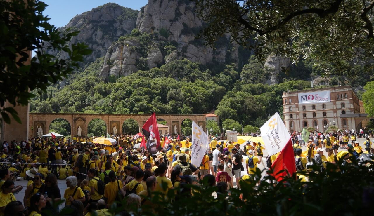 Imagen de docentes en una concentraci&oacute;n junto a la abad&iacute;a de Montserrat