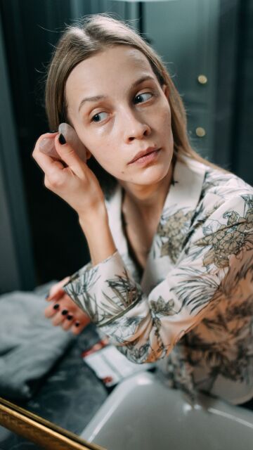 Mujer cuidándose el rostro