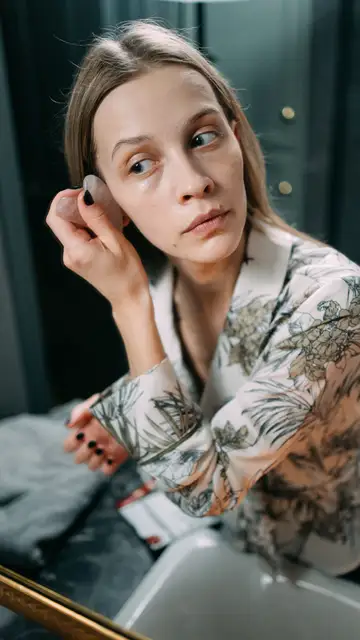 Mujer cuidándose el rostro Mujer cuidándose el rostro